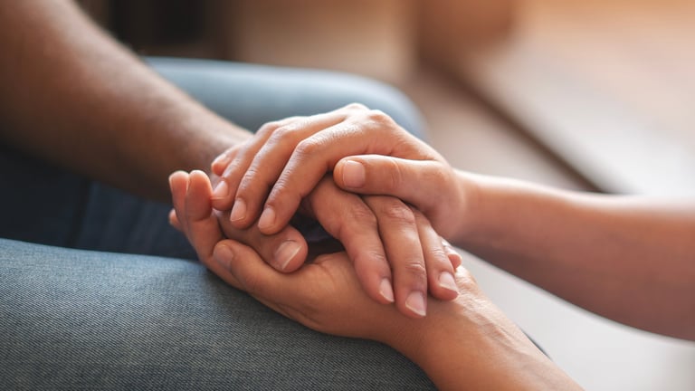 Personas unidas en apoyo mutuo